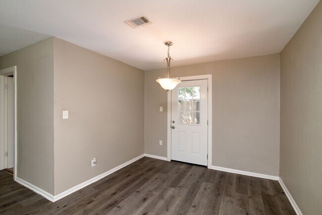 Building Photo - Cozy 3 bedroom, 1 bathroom home located in...