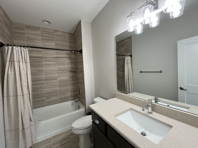 Building Photo - 2/2.5 - MODERN TOWNHOME IN THE NATIONS