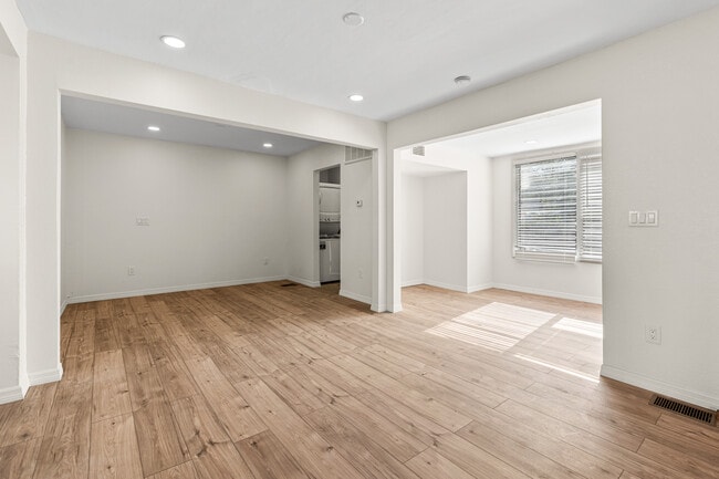 Building Photo - 402 S Franklin St