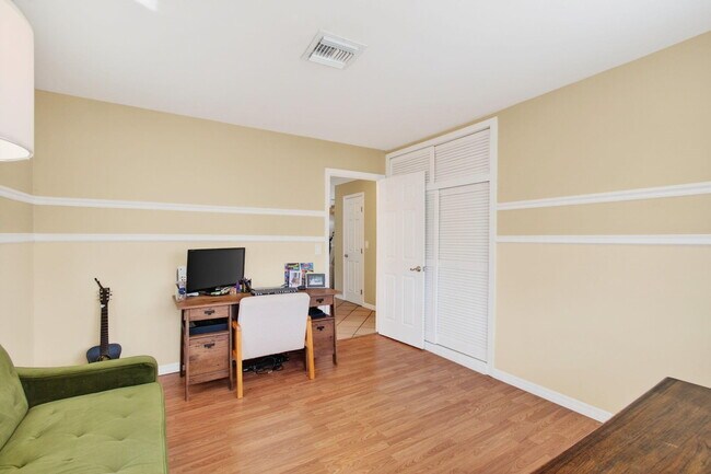 Building Photo - 301 SE 8th Ave