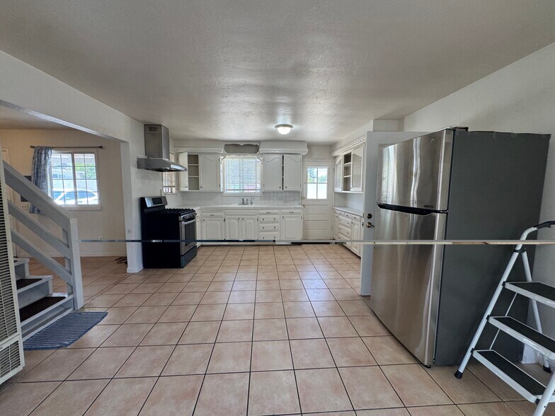 Building Photo - 758 W Longden Ave