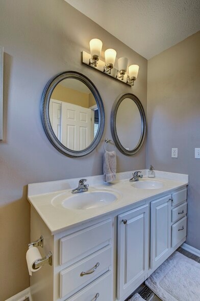 Building Photo - 17904 Karen Cir