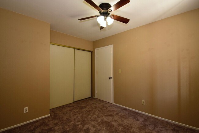 Building Photo - Spacious 2 Bedroom, 2 Bath Single-Story Home