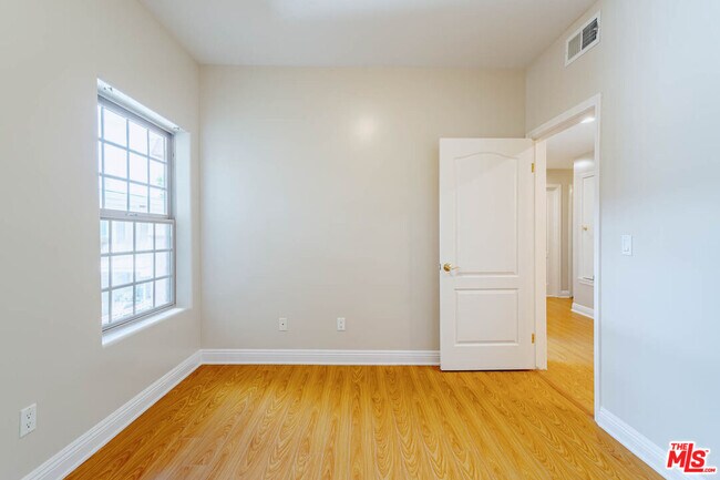 Building Photo - 421 E Santa Anita Ave