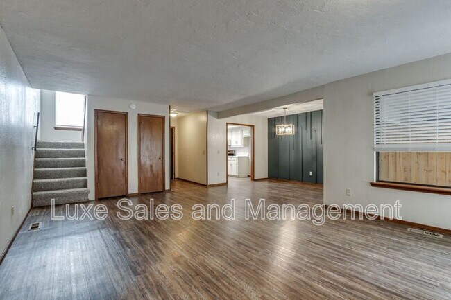 Building Photo - 1705 N Gleason Ave