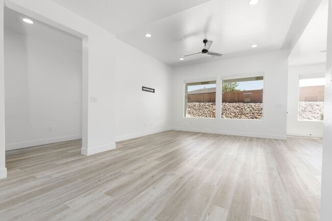 Building Photo - 3 bed plus office / 2.5 bath / 3 car Singl...