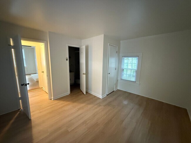 Building Photo - Charming cottage walkable to Grounds.