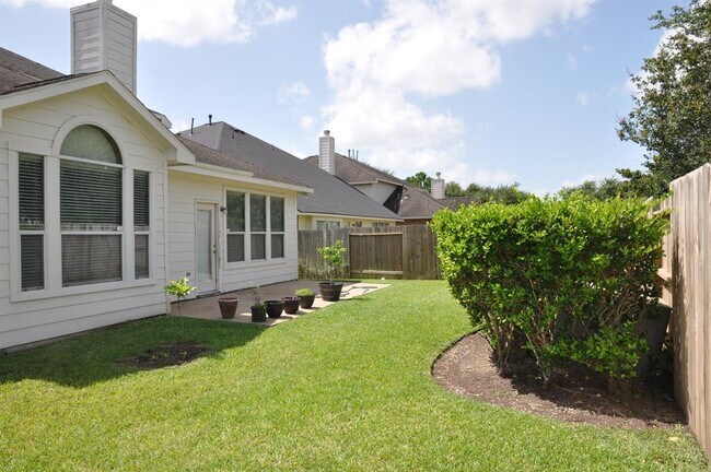 Building Photo - 2222 Drake Falls Dr