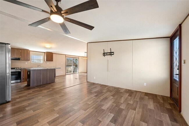 Building Photo - 624 S Old Stagecoach Rd