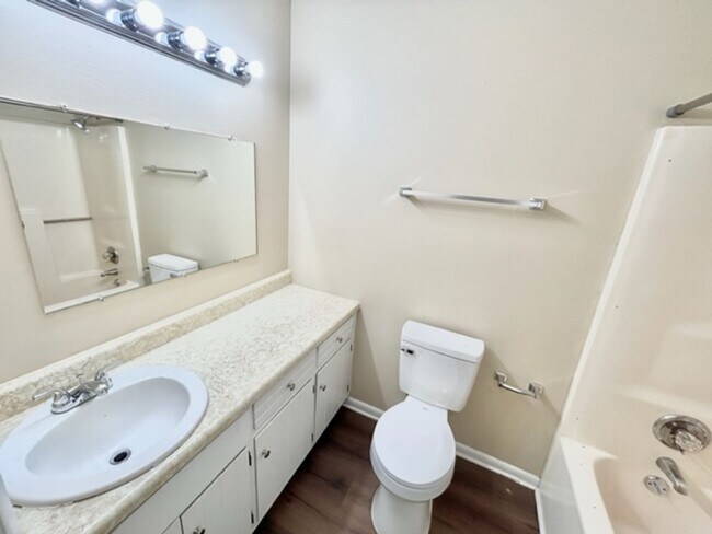 Building Photo - THREE BEDROOM/TWO BATH SOUTH HUNTSVILLE!