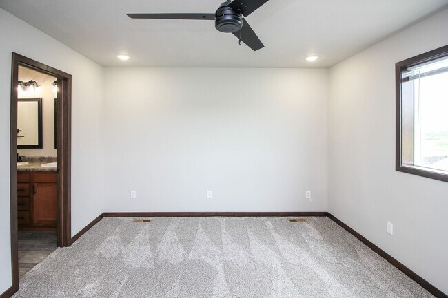 Building Photo - Beautiful 3 bedroom 2 bath unit at 620 Samantha St. in Tea, SD.