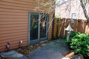 Building Photo - 3 Lyndhurst Village Ct