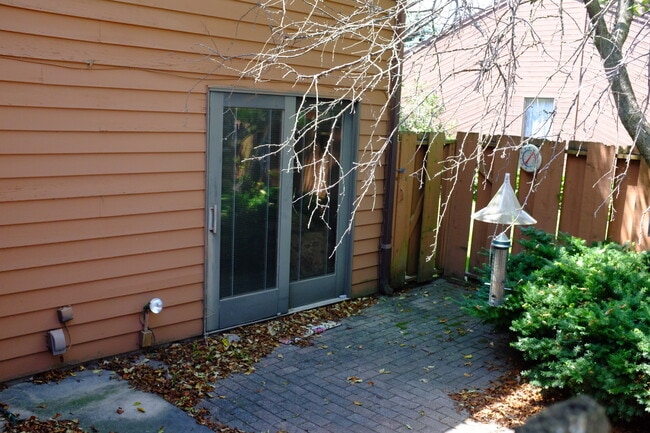 Building Photo - 3 Lyndhurst Village Ct