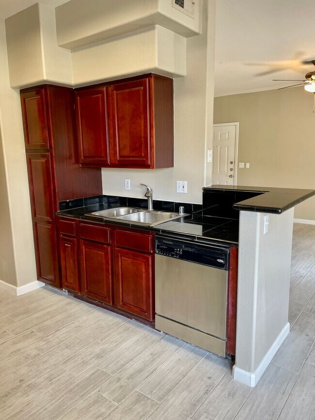Building Photo - Stunning 3 Bedroom Condo In Scottsdale!