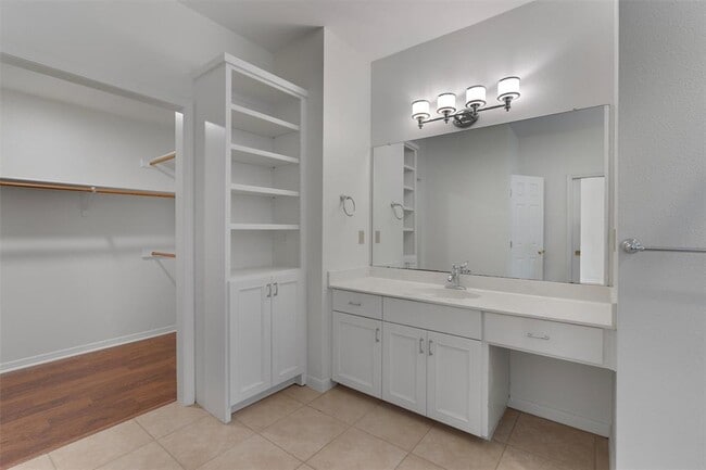 Building Photo - 7905 Henry Kinney Row