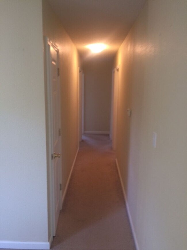 Building Photo - 3 Bed 2 Bath Home