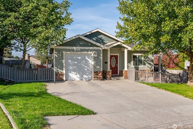 Building Photo - 3 Bed 2 Bath one story home