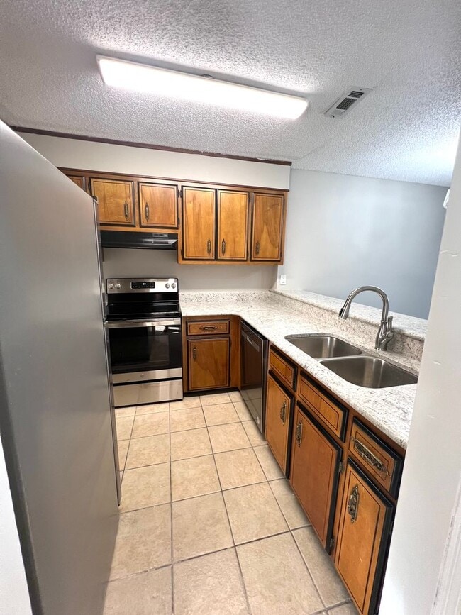 Building Photo - WATERFRONT CONDO IN LAKE PARK