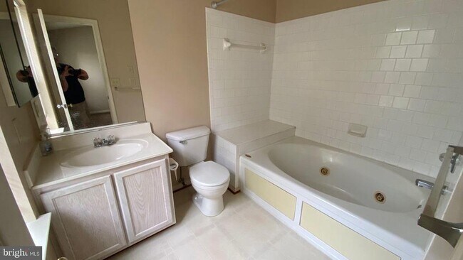 Building Photo - 2461 Medford Ct