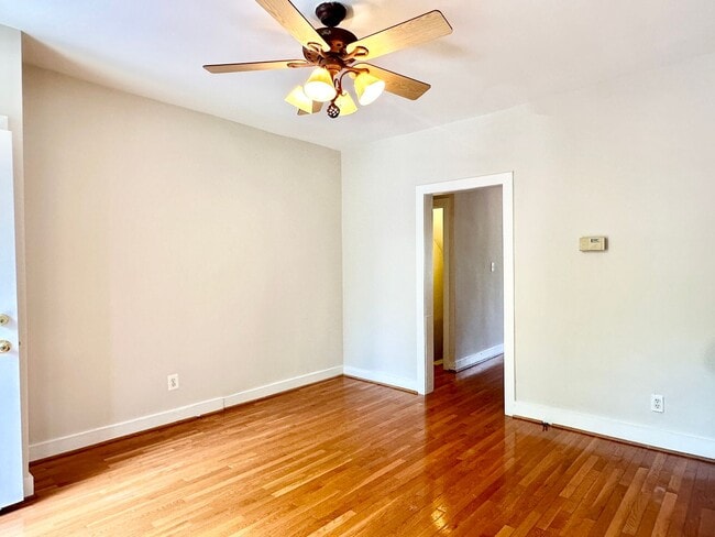 Building Photo - 3 bed 2 bath - Parking!!!  Pets Welcome!!!