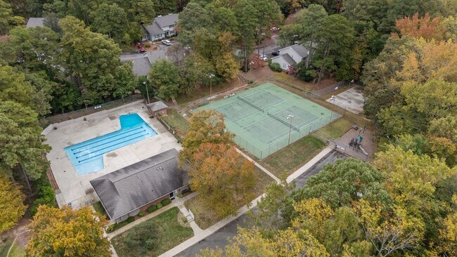 Building Photo - Adorable End-Unit Townhome in Desirable No...