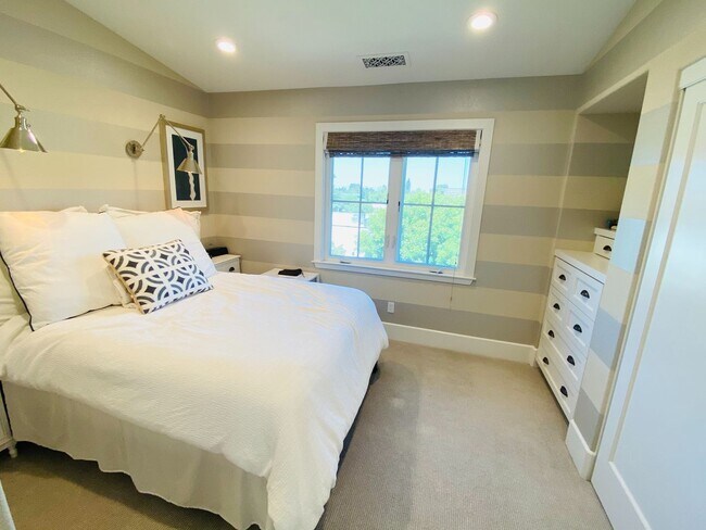 Building Photo - Modern 3 Bed 3 Bath Townhouse Near Downtown Campbell