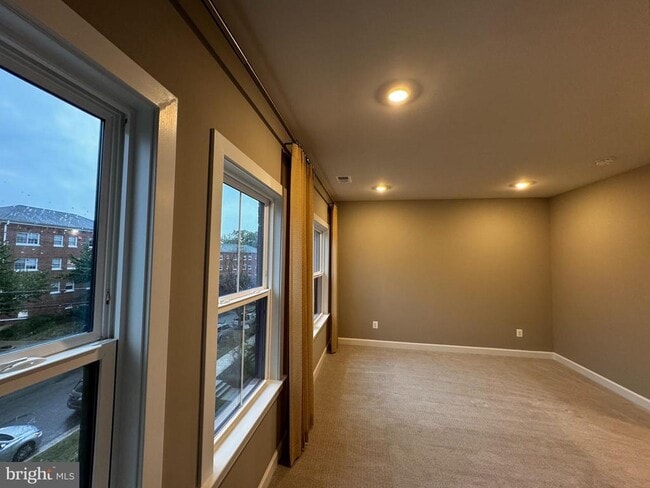 Building Photo - 806 S Greenbrier St