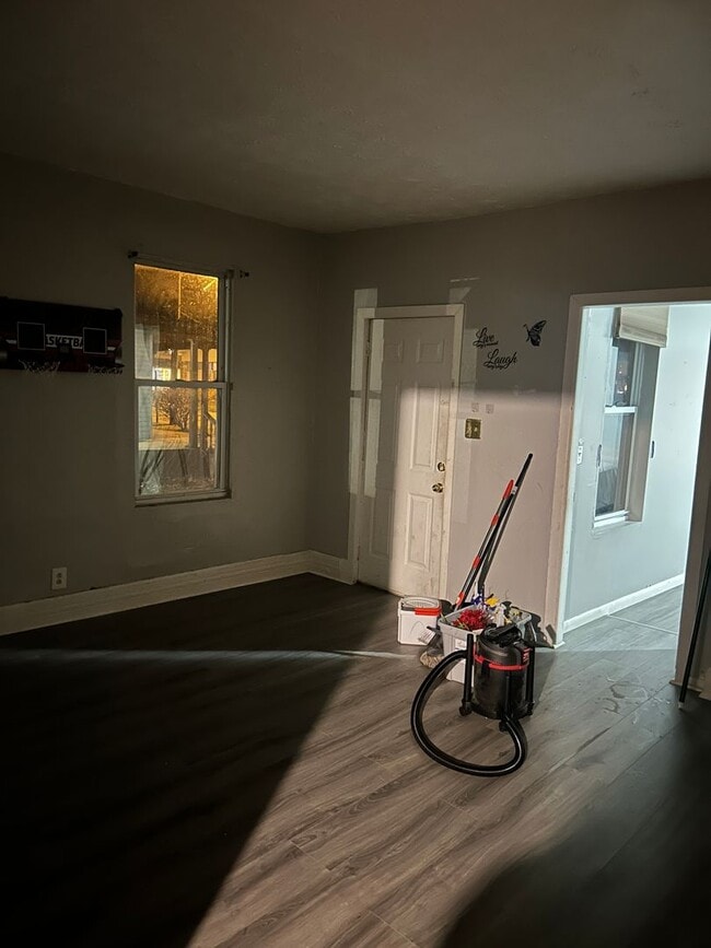 Building Photo - Three Bedroom Home