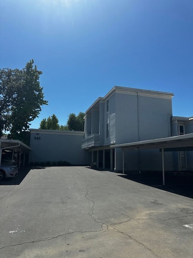 Building Photo - 2 bedroom & 1 bath condo in a parklike set...