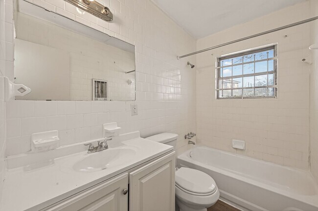 Building Photo - Affordable 4-Bedroom 2-Bathroom Convenient South Houston Home Near Medical Center & City Access