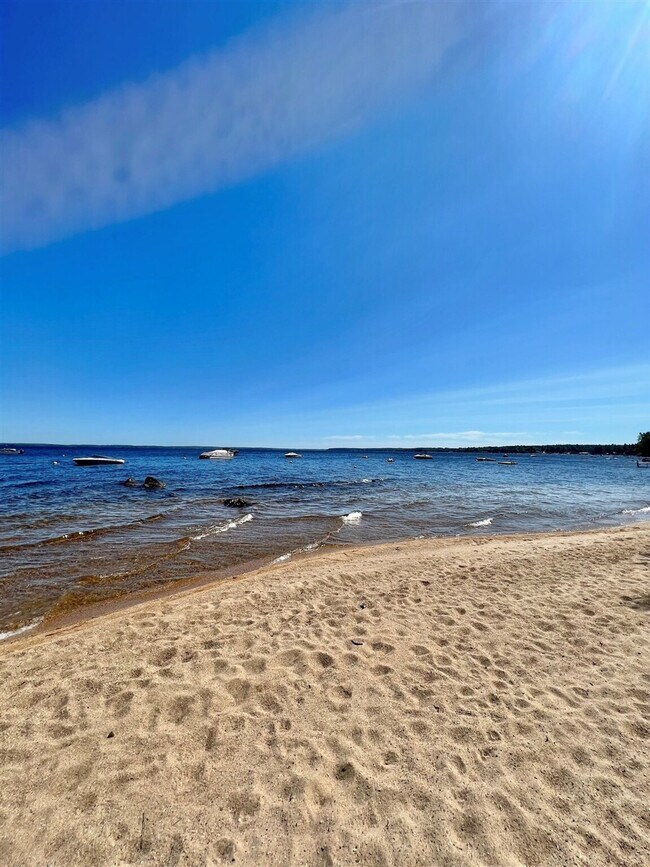 Building Photo - 28 W Shore Rd