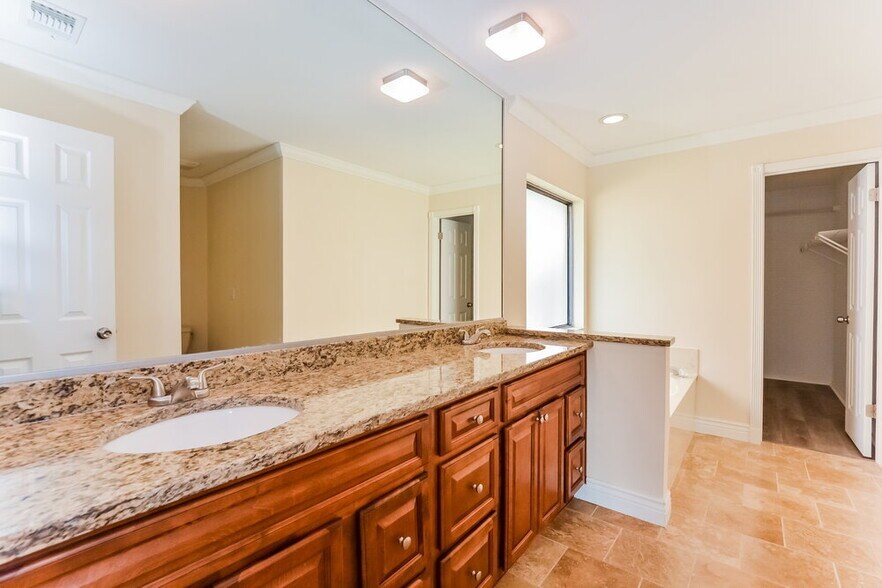 Building Photo - 748 Tomlinson Terrace