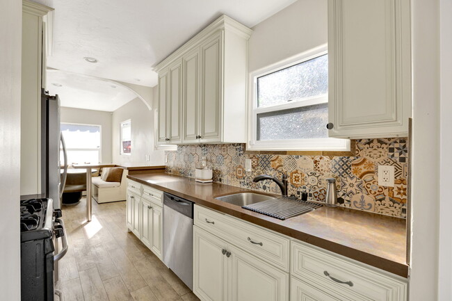 Kitchen - 319 W Chevy Chase Dr