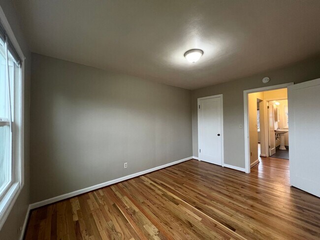 Building Photo - Pristine Top Floor 1 Bed, 1 Bath Gem!