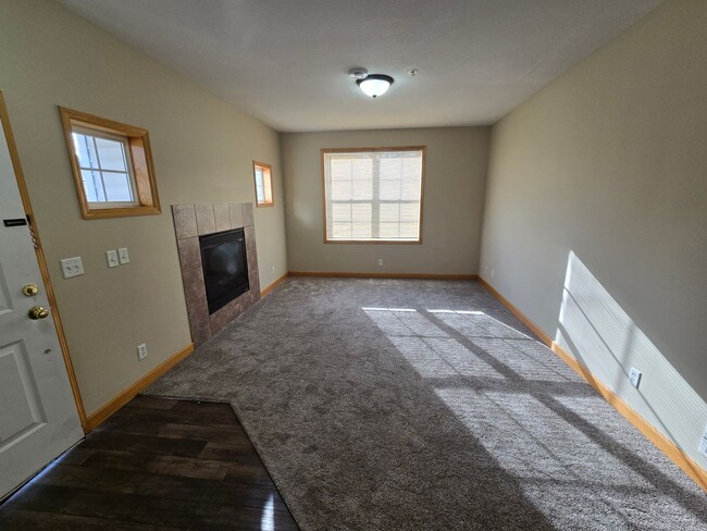 Building Photo - corner unit town home spirt Hills  3br 2 ....