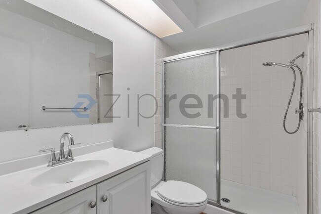 Building Photo - Unit C