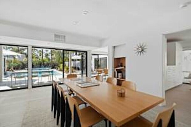 Building Photo - 5 bedroom 5 bath Available for Short Term ...