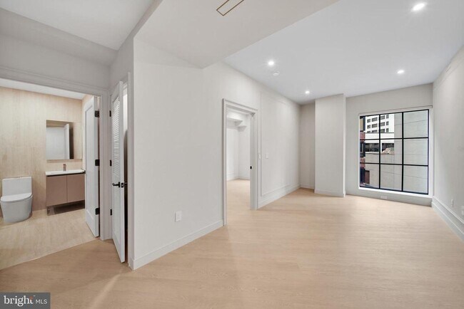 Building Photo - 2121 Ward Pl NW