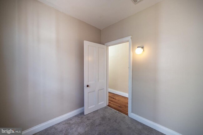 Building Photo - 206 S 43rd St