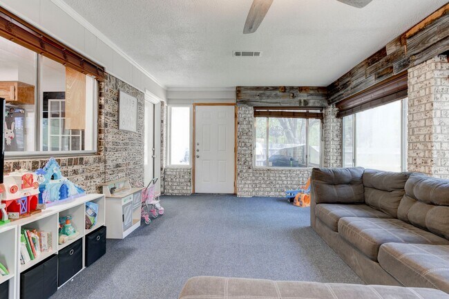 Building Photo - 303 Manning Dr