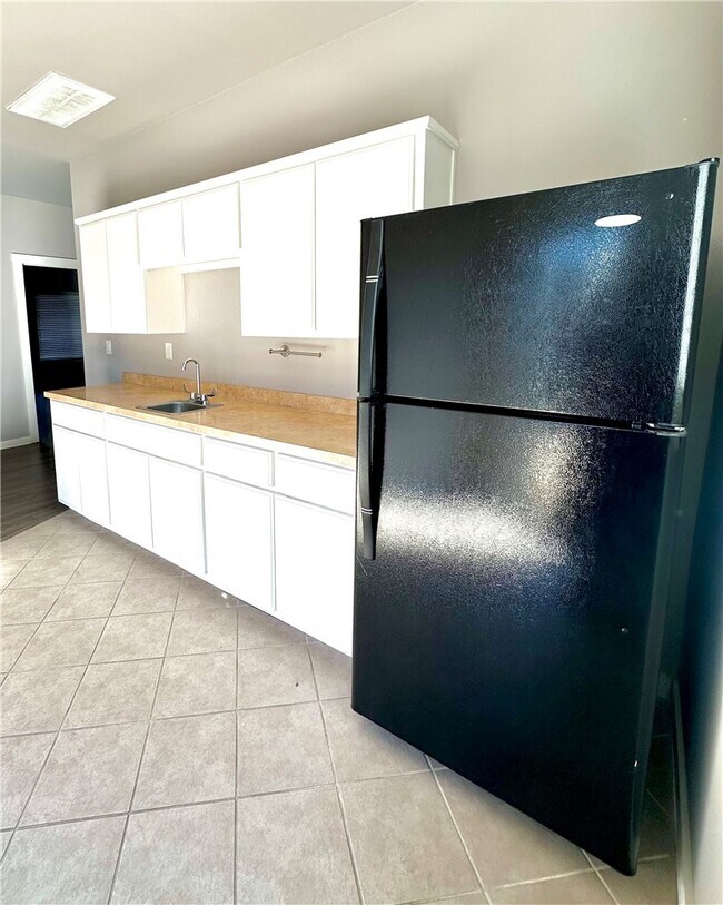 Building Photo - 300 SW 6th St