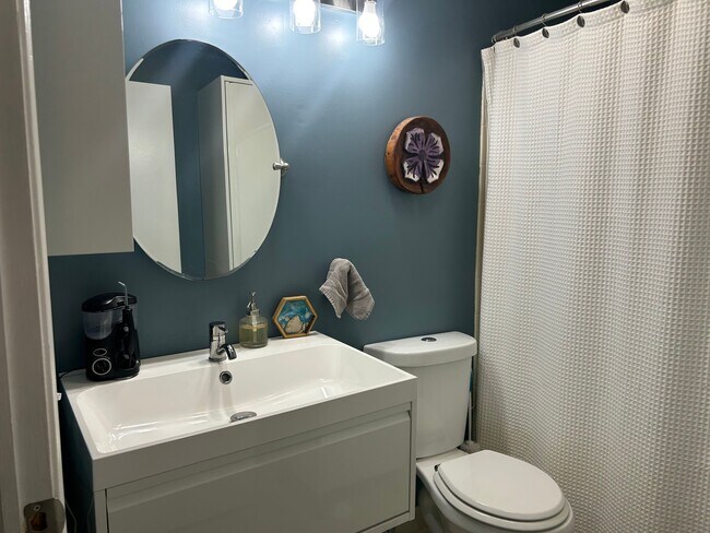 Building Photo - 13 Quince Ct