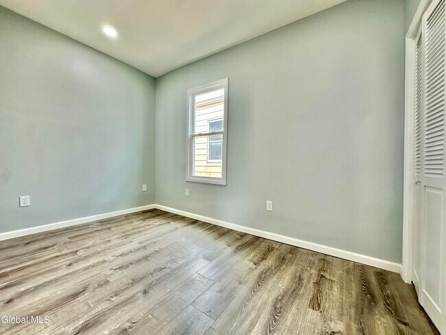 Building Photo - 37 High St