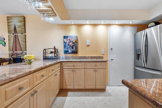 Building Photo - 5555 Collins Ave