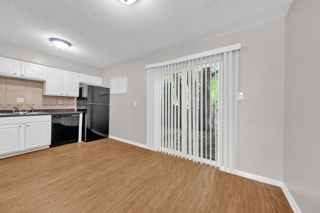 Building Photo - 689 Miles