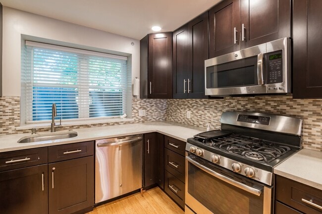 Building Photo - Three Bedroom Graduate Hospital Townhome
