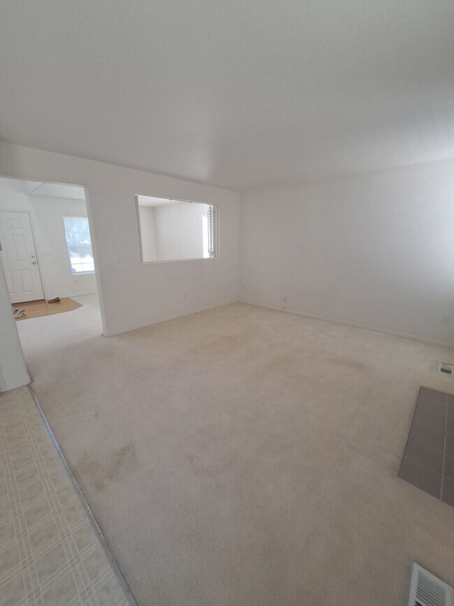 Building Photo - Beautiful Bright 3 bedroom - A/C  - Move i...