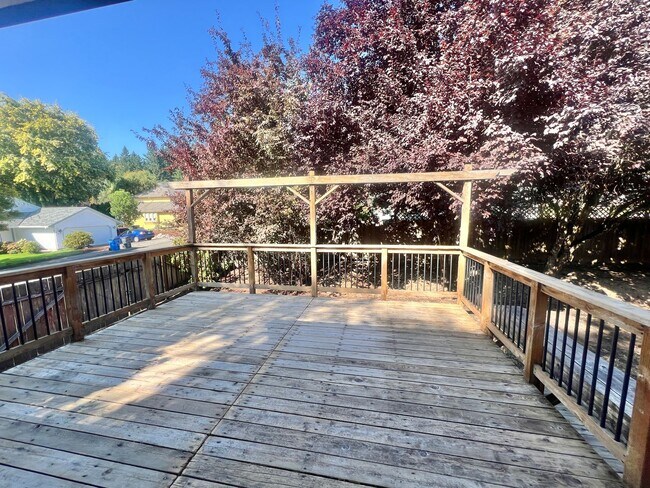Building Photo - Mini Mansion in Salmon creek in mature nei...