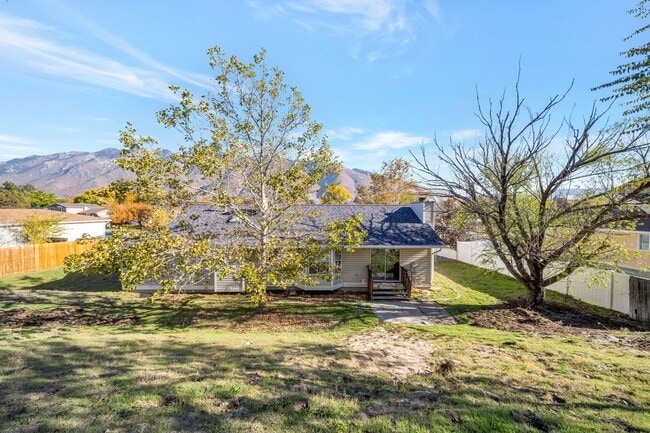 Building Photo - Spacious Sandy Rambler w 2 car attached