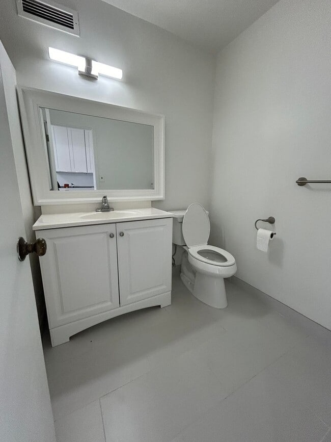 Building Photo - Renovated, 1 Bedroom / 1 Bath convenient l...